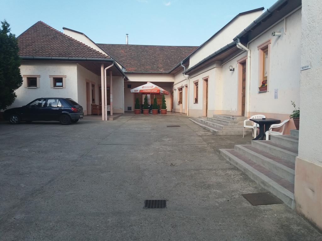 Rakoczi Panzio Hotell Debrecen Exteriör bild